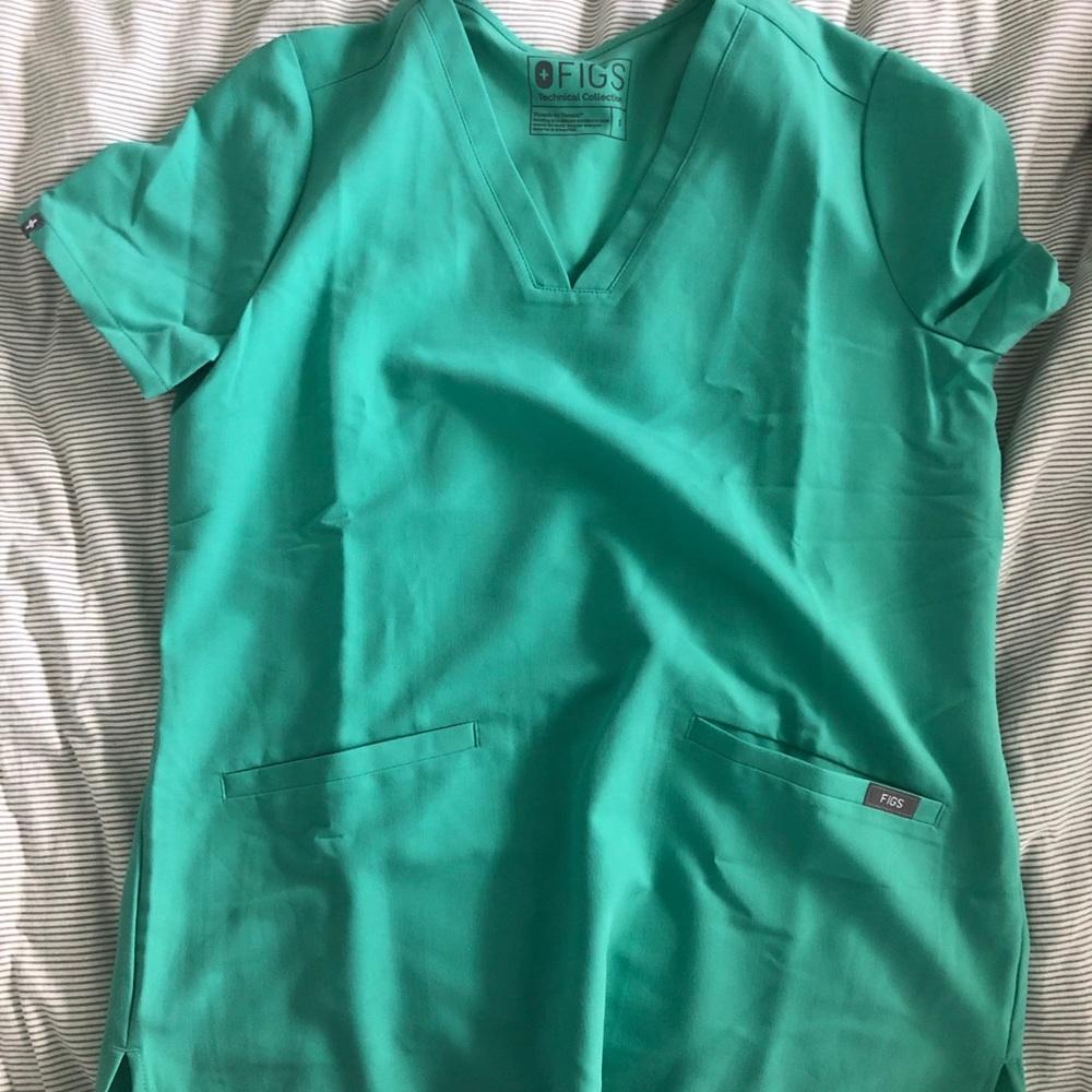Figs 3-pocket scrub top